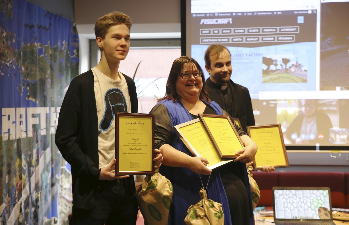 Tiitus Hopia, Anita Ahtiainen ja Markus Kartano vastaanottivat palkintonsa. Ryhmän neljäntenä palkittiin myös Tommi Heinäjärvi, joka oli paikalla Skypen välityksellä.